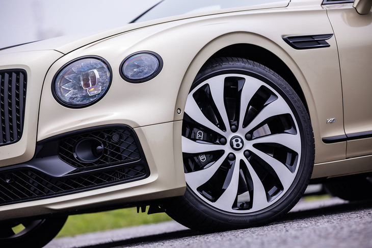 試乗車に装着されていたブラックペイント＆ブライトマシン仕上げの22インチホイールは、オプションの「マリナードライビングスペシフィケーション」に含まれるもの。タイヤは「ピレリPゼロ」で、サイズは前275/35ZR22、後ろ315/30ZR22。