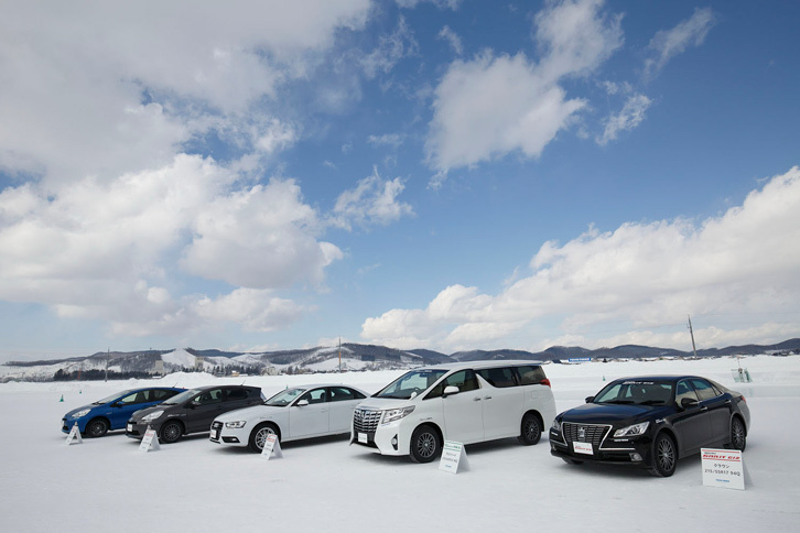 テストコースに並べられた試乗用の車両。ボディータイプはセダン、ワゴン、コンパクト、駆動方式はFF、FR、4WDと、バラエティー豊かな車種が用意されていた。