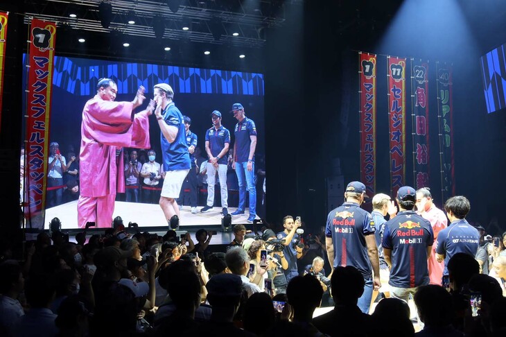 元力士を相手に、手押し相撲にもトライ。応じた澤田氏と田代氏はそろって、「F1ドライバーは反射神経がとてもいい」と驚いていた。