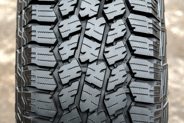 トレッドパターンはゴツいブロックや太いグルーブで悪路走破性や耐傷性、ウエット性能を追求。同時に、細かく掘られた3Dサイプで滑りやすい路面でのトラクション性能も高めている。