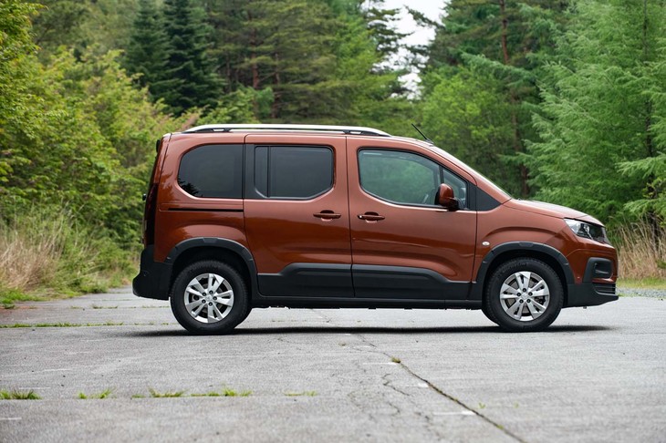 ボディーのスリーサイズは全長×全幅×全高＝4405×1850×1890mm。「シトロエン・ベルランゴ」よりも46mm背が高いスタイリングが特徴だ。