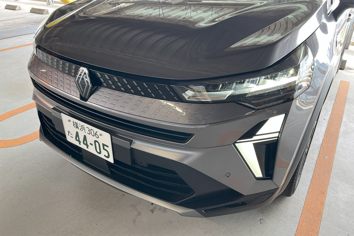 現ルノーブランドのデザインディレクター、ジル・ヴィダル氏が手がけた新世代のルノーフェイスが、マイナーチェンジした「キャプチャー」にも与えられた。従来型のCシェイプデイタイムランプに代表される丸みを帯びたデザインで構成された顔つきもいいが、少し大人びた表情“ヴィダル顔”も魅力的だ。