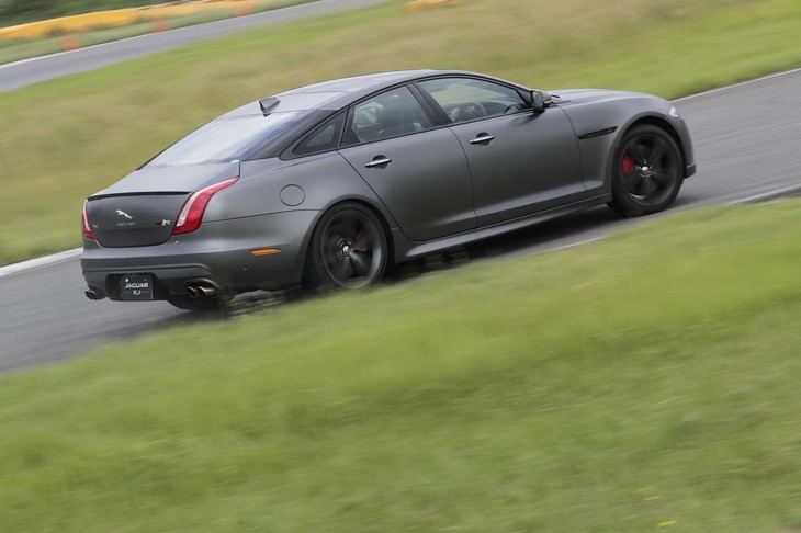 ジャガーXJR575
	ボディーサイズ：全長×全幅×全高＝5135×1905×1455mm／ホイールベース：3030mm／車重：1960kg／駆動方式：FR／エンジン：5リッターV8 DOHC 32バルブ スーパーチャージャー付き／トランスミッション：8段AT／最高出力：575PS（423kW）/6250-6500rpm／最大トルク：700N・m（71.4kgf・m）/3500-4500rpm／タイヤ：（前）265/35ZR20 （後）295/30ZR20／価格：1922万円