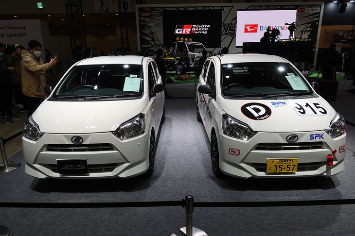 「ダイハツ・ミラ イース tuned by D-SPORT Racing」（写真左）と「ミラ イース tuned by D-SPORT Racing 10時間耐久レース参戦車」（同右）。