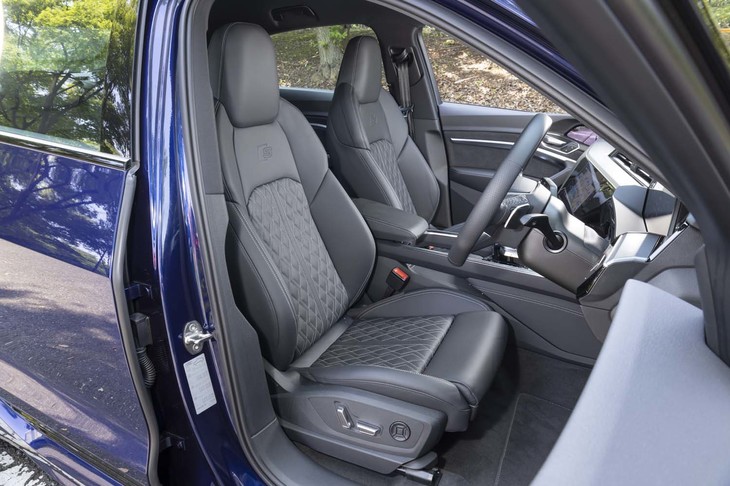 シートの背もたれには「S」ロゴが型押しされる。シートヒーターはオプションで、ベンチレーション機能は設定がない。