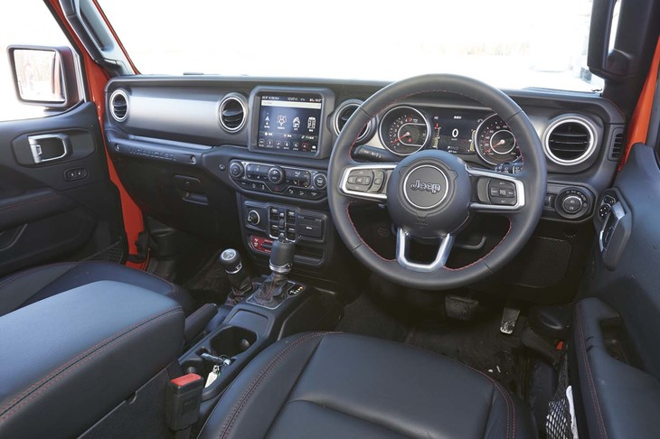 機能性と操作性が追求されたインテリア。インフォテインメントシステムは、最新世代の「Uconnect」が与えられる。