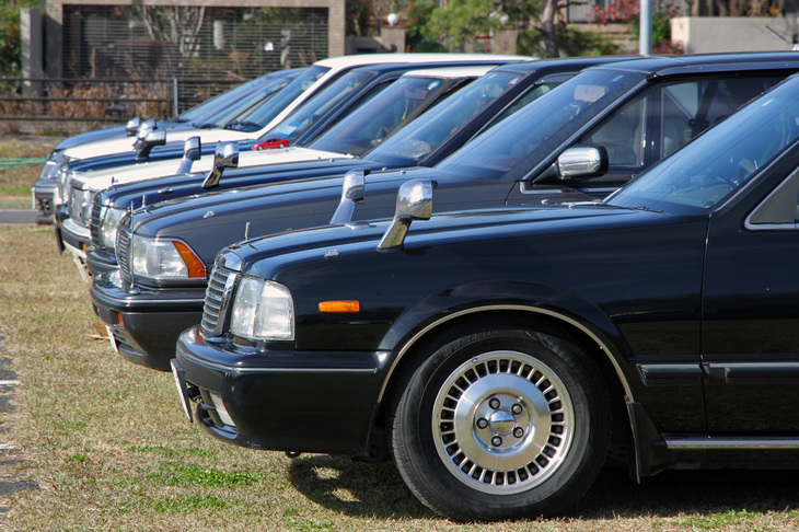 5ナンバーフルサイズの「トヨタ・クラウン」や「日産セドリック／グロリア」などが並んだ一角。フェンダーミラー車が目立つ。