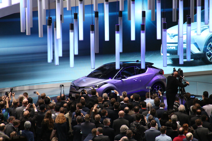 ハイブリッド・クロスオーバー「トヨタC-HR」の発表風景。超高級モデルが目立つジュネーブショーの会場で、この盛り上がりよう。やはり“手が届きそうな夢”、ということか。