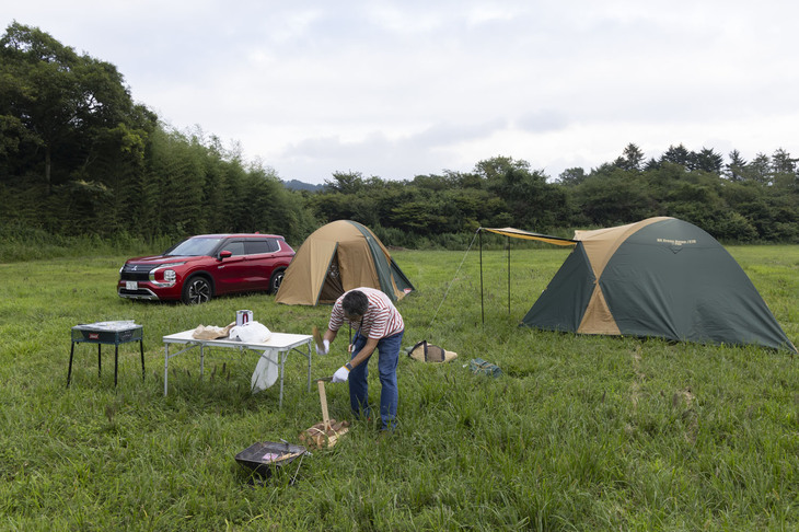自分のねぐらと食事を自分で用意せねばならず、せっせと薪を割る。写真右が撮影をお願いした郡大二郎カメラマンのテントで、左が私のテント。