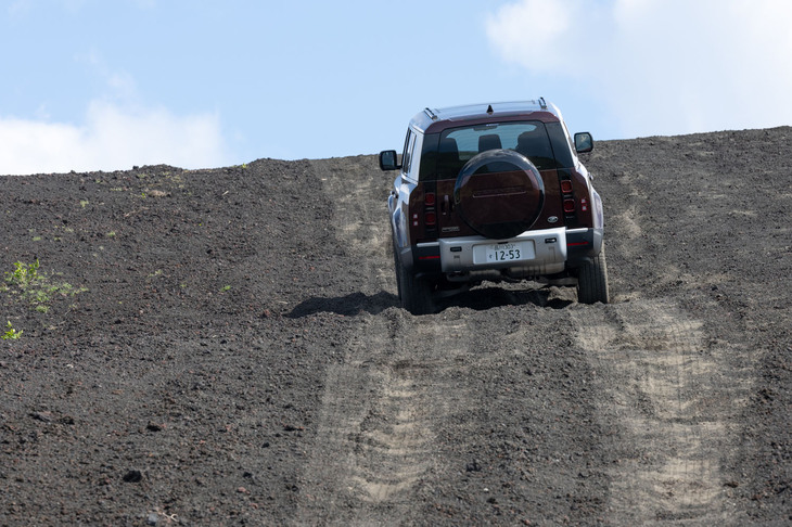 七島展望台へと続く坂道をグイグイとはい登る。斜度計の数字は最大で18°を示したが、最大登坂角度が45°になるディフェンダーからしたら、お遊びみたいなものだったのだろう。途中で停車→再出発といったいじわるをしてみても、涼しい顔であった。