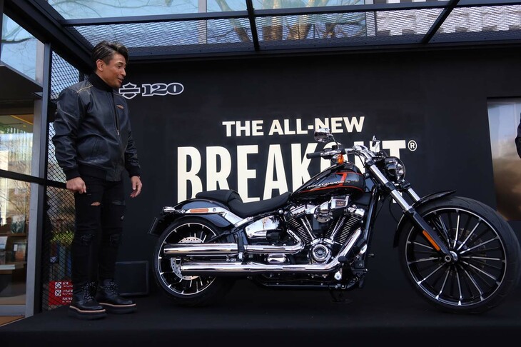 実車を目にした魔裟斗さんは、思わず「かっこいい！」を連発。