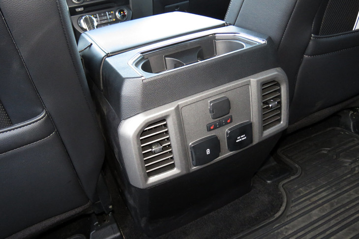 前席センターコンソールの背面に備わる、後席用の空調吹き出し口と電源ソケット。「ラプター」にはUSBやシガーソケットだけではなく、AC110V、400Wのコンセントも備わっている。「移動中に車内で仕事ができるね」「勘弁してつかあさい」