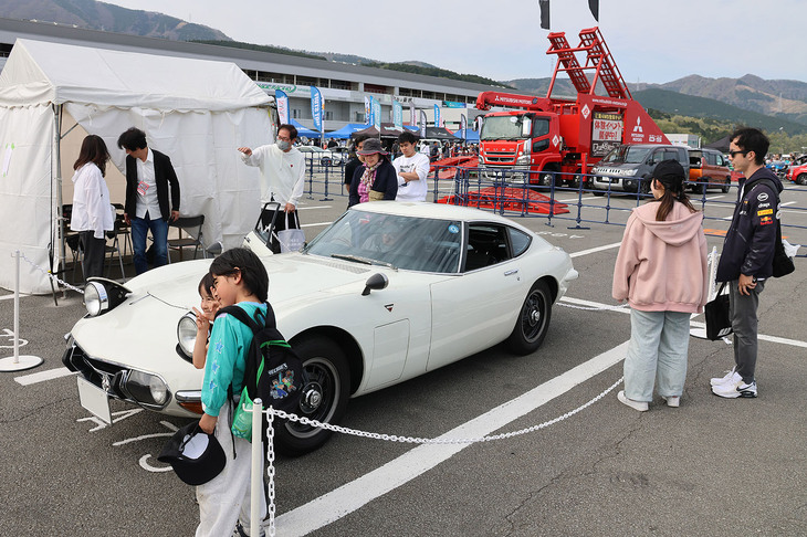 日本が世界に誇る名車「トヨタ2000GT」もAパドック内に展示されていた。子どもたちからも人気が高く、人数限定ながら、中学生以下を対象とした同乗試乗も行われた。きっと一生の思い出となることだろう。