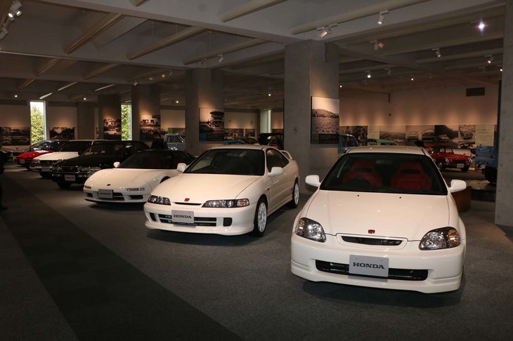 チャンピオンシップホワイトのボディーがまぶしい、第1世代の「タイプR」3兄弟。