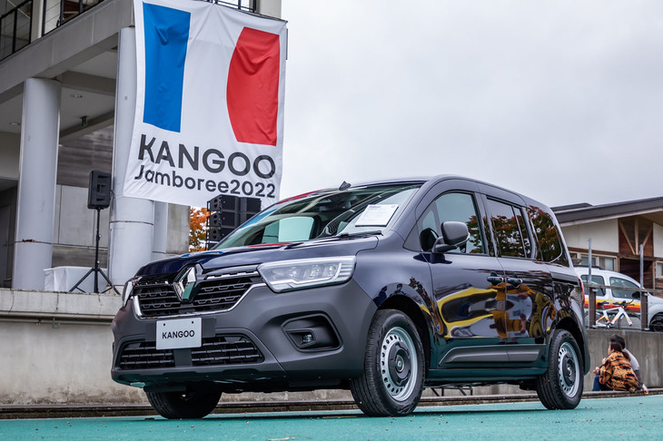 「ブルーソーダライトM」に塗られた新型「カングー」は、最高出力130PS/6000rpm、最大トルク240N・m/1600rpmの1.3リッター直4ガソリンターボエンジンを搭載していた。