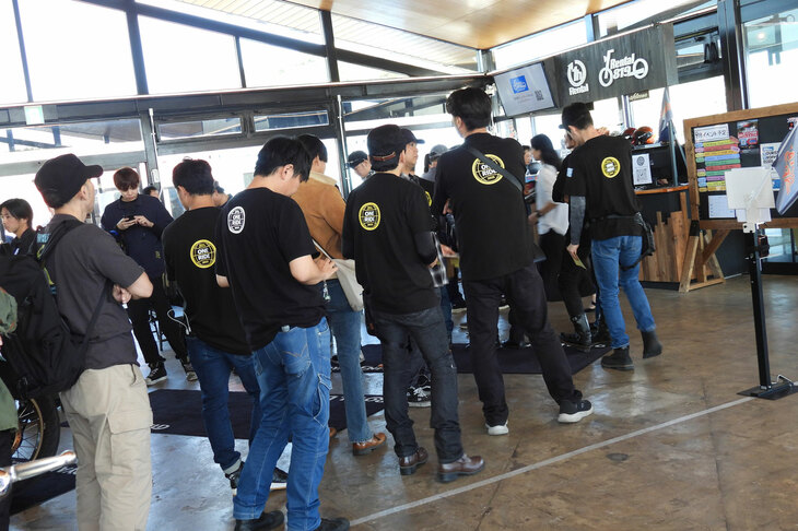 こちらはロイヤルエンフィールド特別試乗会の申し込みの列。