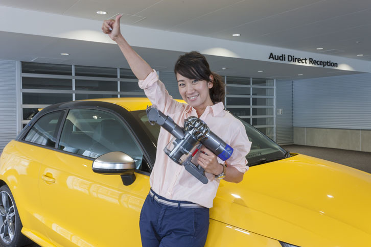 以前からダイソンを愛用している藤島さん。強力な吸引力を備えているという「Dyson V6 Car + Boat Extra」に興味津々！