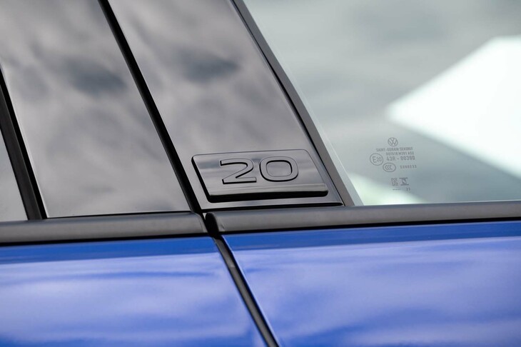 Bピラーには記念モデルであることを示す「20」のバッジが貼られる。