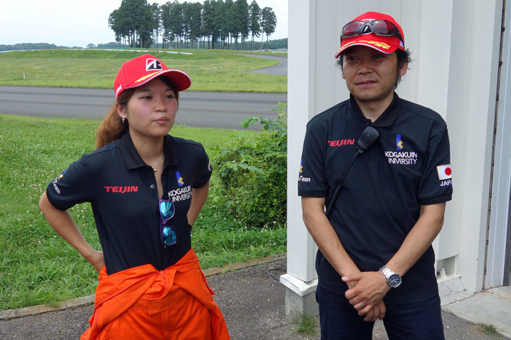 写真左から、「Wing」号のメインドライバーを務める石川はるかさんと、工学院大ソーラーカー部の浜根洋人部長。