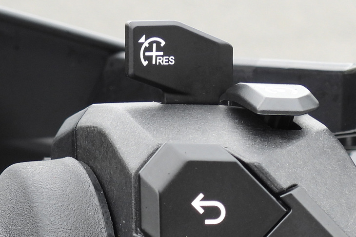 停車後は、写真の「RES（レジューム）」ボタンを押すか、スロットルをひねるとバイクは再発進する。