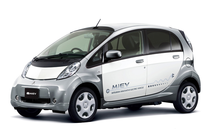 低価格のEVというと、かつて「三菱i-MiEV」が227万3400円からの値段で販売されていたこともあるが、それは航続距離120kmの廉価版で、またi-MiEV自体も廉価版の廃止や値上げ、軽自動車から普通車への変更などを経て、2021年2月に販売終了となった。一般ユーザーの実用に耐えうるEVを安く提供するのは、非常に難しいことなのだ。