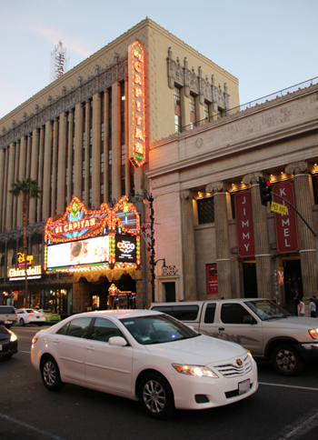 ハリウッド大通りにて。ライドシェアサービスのひとつ「Lyft」のサインをダッシュボード上に掲げて走る「トヨタ・カムリ」。