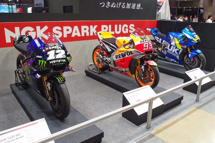 NGKのブースに並んだ3台のレーシングマシン。