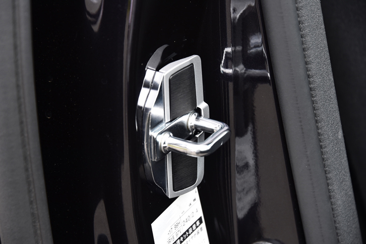 フロントドアのドアキャッチ部に取り付ける「ドアスタビライザー」。ボディー側（写真）とドア側とで一対になっている。