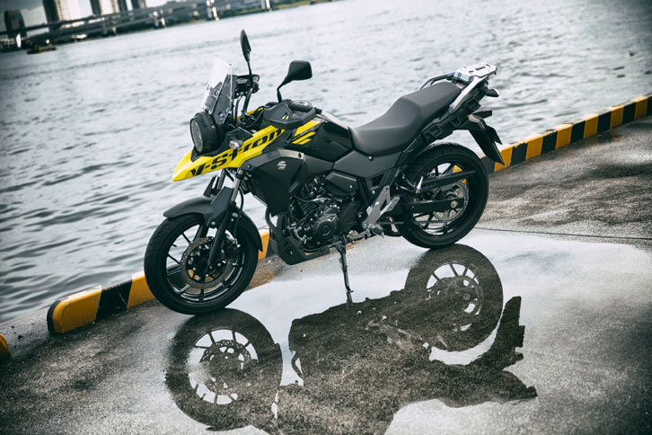2017年7月に登場したスズキの最新モデル「Vストローム250」。スズキのアドベンチャーモデル「Vストローム」シリーズに追加された、“車検いらず”の250ccモデルである。