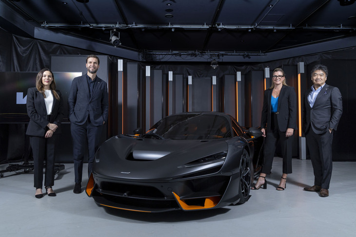 「マクラーレンW1」の発表イベントに登壇したマクラーレン・オートモーティブのメンバーと、マクラーレン・オートモーティブ・アジア日本支社代表の正本嘉宏氏。左からマクラーレン・オートモーティブ プロダクトマネージャーのヘザー・フィッチ氏、同社最高デザイン責任者（CDO）のトビアス・シュールマン氏、同社アジア太平洋地域ディレクターのシャーロット・ディクソン氏、右端が正本嘉宏氏。