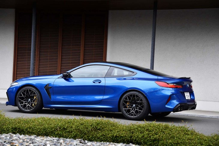 BMWの「M8クーペ」は、「8シリーズ クーペ」をベースとするハイパフォーマンスモデル。今回試乗した「コンペティション」モデルはその性能をさらに先鋭化したもので、最高出力や走行モード、ドレスアップパーツなどに差異がある。