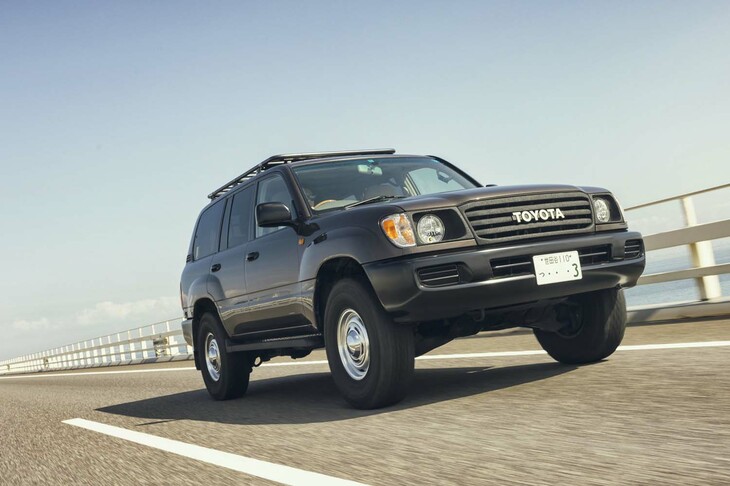 いつものキャンプ道具に最新鋭のJackeryを加えて、いざ出発！ 道中の友は、レトロ＆タフなカスタマイズが施された「トヨタ・ランドクルーザー」だ。