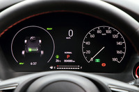 メーターパネルのマルチインフォメーションディスプレイには、走行距離や燃費、推定走行可能距離、ハイブリッドシステムの作動状態などが表示される。