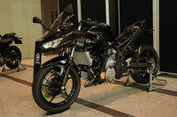 ハイブリッドシステムを搭載したモーターサイクルの試作車。