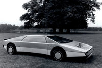 アストンマーティンがかつて開発を進めていたミドシップのスーパーカー「ブルドック」。ウィリアム・タウンズの手による直線基調のデザインのボディーに、5.3リッターV8ツインターボエンジンを搭載しており、最高速は300km/h超とうたわれていた。（写真：Newspress）