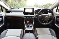 エクステリアと同様にごつごつとしたデザインが採用されたインテリア。滑り止めのあるオープントレーを設けるなど、機能性も重視されている。