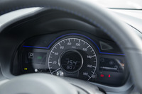 メーターパネルは電動車「e-POWER」独自のもの。中央と左右に液晶モニターが配される。