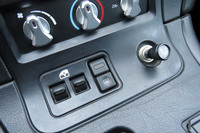 この、テカテカの樹脂パネルの質感ときたら……。各部の組み付け精度も“お察し”のレベルで、パネルが浮いている部分も散見される。恐るべし、ちょい古アメリカン。