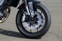 タイヤには同車専用設計の「マキシス・スーパーマックスST」を採用。ブレーキディスクはフロントがφ300mm（ツイン）、リアがφ240mmで、フロントにはラジアルマウントの4ピストンキャリパーが組み合わされる。