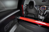 リアシートは取り外されている。フロントシートの後ろにはクロスバーが備わる。