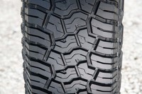 トレッド面には新開発をうたうアグレッシブブロックパターンを採用。ショルダー部には2つの、センター部には4つのそれぞれ異なる形状のブロックを配することで“オフロード感”を高めている。