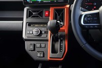 シフトレバーのそばには、空調のスイッチやUSBソケットなどが整然と並ぶ。