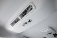 後席用の快適装備はグレード間で大きく設定が異なる。リアサーキュレーター（写真）やリアロールサンシェードは「Gプレミアム／Tプレミアム」の専用装備で、「G／T」ではオプションでも選べない。（写真：花村英典）