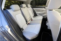 後席（写真）も前席と同様、マイクロフリースの表皮で仕立てられている。