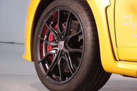 
	「メガーヌR.S. 273パックスポール」の鍛造ホイール。ノーマルのメガーヌR.S.が装着するものに比べ、1本あたり約3.3kg軽量。
	