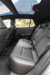 後席はシート自体のボリュームは十分だが、座面高が少し物足りないのはこれまでどおり。次はこのあたりも手当てしてもらいたいところだ。