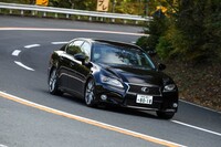 セダンの「レクサスGS」でも、ミニバン「セレナ」と同様にパフォーマンスダンパーの効果を感じることができた。