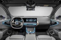 極めてシンプルなデザインでまとめられたインテリア。最近のBMW車ではおなじみの「カーブドディスプレイ」が備わる。