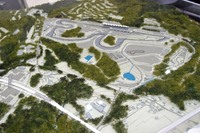 こちらは「富士モータースポーツフォレスト」の地形模型。西側（写真左奥）のホテルとミュージアムは2022年秋にオープンする予定で、2023年以降にガレージなどが開業する見込み。