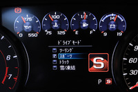 ドライブモードセレクターには4種類の設定を用意。パワートレインの制御や姿勢制御システムの介入度合いなどに加え、電子制御ダンパーが備わる「SS」ではフットワークも変化する。